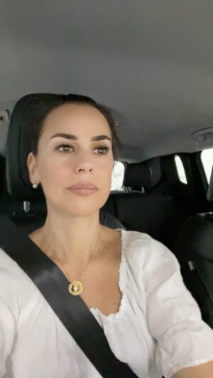 Daniela Escobar Instagram - Queria lembrar os nomes de cada um dos que conheci, de cada um dos guerreiros que fazem parte da construção da nova terra por meio desse voluntariado tão cheio de amor e luz, para agradecer sua existência pessoalmente. Deixo meu carinho a todos vocês da @svbsp, @mfa_brasil @mfa_latino SVB de todas as cidades Brasileiras. A todos os que tem se importado a ponto de dedicar suas vidas e seu trabalho a essa causa tão nobre e tão básica. 
E convido os que me ouvem aqui de coração aberto, para que Conheçam a plataforma do @ahimsa.santuariovaledarainha onde acontecem estudos, palestras, trocas de experiências lindas.
Os convido a conhecer esse trabalho e a quem sabe se tornar um doador mensal, ajudando a manter esses seres tão lindos, livres da violência e da inconsciência…
Sendo mais um veículo de amor. 🧡🌻🙏🏻