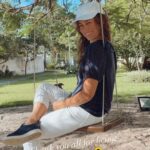 Daniela Escobar Instagram – Obrigada a todos vocês que fizeram parte de mais um ano cheio de lições e aprendizados… Aqui pessoas que fizeram por mim. Cada um me ensinou algo que eu precisava aprender. Desejo a vocês as alegrias e respostas que procuram, nesse novo ciclo que começa….
Que cada mudança seja recebida com braços e coração abertos, para que a consciência tenha a chance de expandir…
Abracem o novo. Abracem a si mesmos. Abracem o próximo. Desapegue! Ame! Viva!