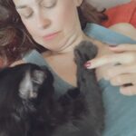 Daniela Escobar Instagram – Ele não me deixava trabalhar, não me deixava cozinhar, não me deixava estudar, me seguia pela casa miando sem parar… 
Sabe quando você precisa de um abraço? De dormir de “conchinha”? 
Pois os animais também sentem assim… Também precisam da atenção dos que os mantém em cativeiro particular. 
Eu parei tudo o que estava fazendo e deitei um pouquinho com ele, abracei e fiz carinho até ele parar de reagir aos barulhos externos e dormir profundamente. Sabe quando a gente acha que já tá bom de conchinha e quer se espalhar na cama? Pois não demorou 15 minutos e ele escolheu outro canto pra dormir e está lá dormindo profundamente. Só precisava mesmo se sentir seguro eu acho… Receber atenção  que seu coração pedia.
Ah, com os humanos também funciona viu?! Mas tem ser olhando nos olhos e dando o abraço que vai fazer a diferença. O virtual não funciona muito bem não…  Fica a dica. 😉🌻