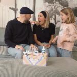 Daniela Martins Instagram - Vous aussi vous ne trouvez jamais la télécommande, les couches ou les lingettes ? Faites appel à Eléa et ses Super-Pouvoirs 😁 On a adoré développer notre imagination en famille avec quelques briques LEGO.  C’est le Super-Pouvoir de Jouer avec @legofrance_official 💕 Publicité #LEGO #LEGOFRANCE