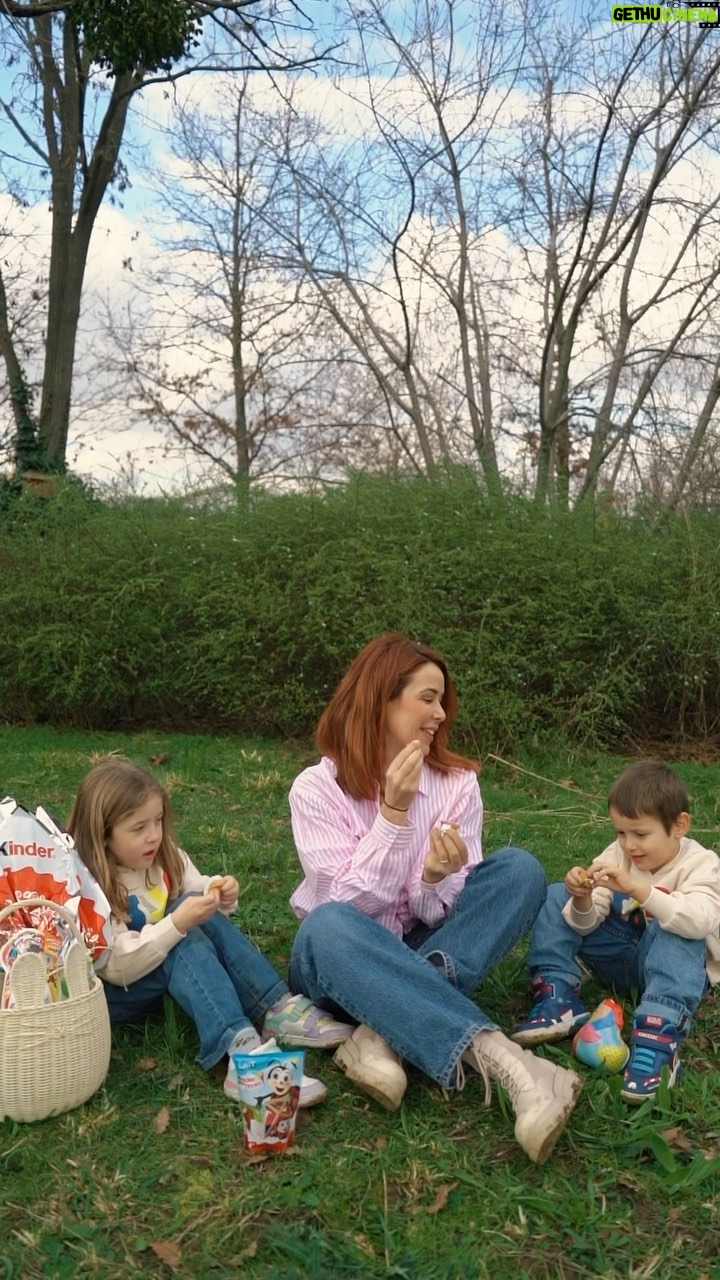 Daniela Martins Instagram - La chasse aux œufs de Pâques avec une pointe de créativité. J’avoue c’est Julien qui a eu l’idée…moi je suis plus douée pour les manger avec les enfants 😂 Pour notre chasse aux œufs j’ai utilisé le MAXI KINDER SURPRISE, LA POULE D’OR et les KINDER MINI FRIENDS de chez @kinderfr et tout le monde a adoré 🐰 🐥 Pour votre santé, évitez de grignoter entre les repas www.mangerbouger.fr