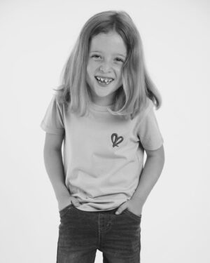 Daniela Martins Instagram - Joyeux anniversaire à notre rayon de soleil ♥️
7 ans aujourd’hui que tu es arrivée dans notre vie et que tu l’as changé à jamais 
Tu nous remplis de fierté chaque jour un peu plus, on serait incapable de citer toutes tes qualités tellement elles sont nombreuses…
on t’aime profondément ♥️