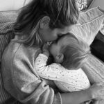 Daniela Martins Instagram - Un jour tu oublieras que je t’ai tenu la main pour que tu t’endormes ou parce que tu avais mal. Tu oublieras mes doutes, mes craintes et mes larmes. Tu oublieras peut-être mes cris aussi. Tu oublieras peut-être même de m’appeler. Mais moi je n’oublierai rien. Et même quand tu oublieras de m’appeler je regarderai mon téléphone en attendant ton appel 🤍 => 2ème photo le gros vomito sur Maman (mon pantalon en est témoin 😅) en arrivant aux urgences => 3ème photo 2h du matin dans la salle d’attente des urgences à l’occuper entre deux bâillements #maman #viedemaman #monbebe