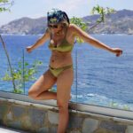 Daniela Martins Instagram – En Bikini cette année Vs En Bikini l’année dernière 
Je dis souvent que le corps parfait n’est autre que celui dans lequel on se sent bien, ni plus ni moins :)
J’ai essayé d’accepter tant bien que mal chaque étape par laquelle mon corps est passé ces dernières années : mes 20kilos pris lors de ma dernière grossesse, l’allaitement, le post-partum… puis septembre dernier le déclic, j’ai commencé à m’entraîner 2/3/4 parfois 5 x par semaine. Avant tout, je me suis laissé le temps de vivre ces étapes sans être trop dure avec avec moi-même, avec ce corps qui avait donné la vie 3 fois 🫶🏼♥️