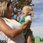 Daniela Martins Instagram - Je le sais, un jour tu n’auras plus besoin de moi…mais en attendant c’est maman et papa qui se collent au lavage de nez. Avec la méthode ProRhinel on a trouvé notre équilibre : « 1 je lave, 2 je mouche » C’est même devenu un jeu pour Martin, fini le catch pour le mouchage 😆 Vous pourrez retrouver les produits de La Méthode ProRhinel en pharmacie et grande surface. RDV sur leur site internet pour plus d’informations. Collaboration commerciale @lamethodeprorhinel #prorhinel #dispositifsmédicaux