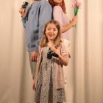 Daniela Martins Instagram - Eléa vient encore de sauver notre dernier shooting grâce à son appareil photo rétro LEGO® CREATOR 3 en 1 et les fleurs de Lotus.  On adore la voir tout imaginer et inventer avec les sets @legofrance_official ! En collaboration avec la marque #love #LEGO #JoueSansLimites #PlayUnstoppable