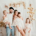 Daniela Martins Instagram – Passez de bonnes fêtes ♥️
Vous faites un peu partie de notre famille, donc on vous envoie plein d’amour. Prenez soin de vous et de vos proches 🥰

📷 @helinephotography 

#love #family