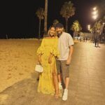 Daniela Martins Instagram - Premier week-end en amoureux en plus de 7 ans 🤍 Partagés entre l’envie de rester plus longtemps et l’envie de retrouver nos enfants… Nous avons passé 7 ans à rêver de couper de notre rôle de parent mais 80% de nos discussions ont tourné autour des gamins. Nous avons passé 7 ans à rêver d’une grasse mat’ ensemble mais à 8h on était réveillés. Nous avons passé 7 ans à rêver de prendre un petit déjeuner dans le calme, mais l’avons instinctivement passé à nous dépêcher de peur qu’un d’entre eux fasse une crise, alors qu’on était SEULS 😄🤷🏻‍♀️ Clairement notre cerveau a besoin d’un temps d’adaptation ! #ambivalenceparentale