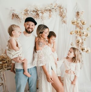 Daniela Martins Instagram - Passez de bonnes fêtes ♥️
Vous faites un peu partie de notre famille, donc on vous envoie plein d’amour. Prenez soin de vous et de vos proches 🥰

📷 @helinephotography 

#love #family