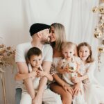 Daniela Martins Instagram - Passez de bonnes fêtes ♥️ Vous faites un peu partie de notre famille, donc on vous envoie plein d’amour. Prenez soin de vous et de vos proches 🥰 📷 @helinephotography #love #family