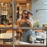 Daniela Martins Instagram - Premier week-end en amoureux en plus de 7 ans 🤍 Partagés entre l’envie de rester plus longtemps et l’envie de retrouver nos enfants… Nous avons passé 7 ans à rêver de couper de notre rôle de parent mais 80% de nos discussions ont tourné autour des gamins. Nous avons passé 7 ans à rêver d’une grasse mat’ ensemble mais à 8h on était réveillés. Nous avons passé 7 ans à rêver de prendre un petit déjeuner dans le calme, mais l’avons instinctivement passé à nous dépêcher de peur qu’un d’entre eux fasse une crise, alors qu’on était SEULS 😄🤷🏻‍♀️ Clairement notre cerveau a besoin d’un temps d’adaptation ! #ambivalenceparentale