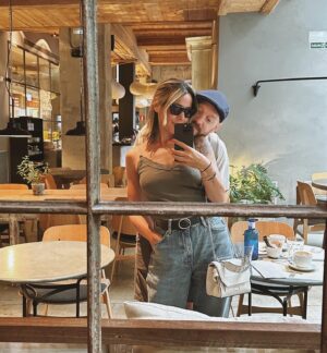 Daniela Martins Instagram - Premier week-end en amoureux en plus de 7 ans 🤍
Partagés entre l’envie de rester plus longtemps et l’envie de retrouver nos enfants…
Nous avons passé 7 ans à rêver de couper de notre rôle de parent mais 80% de nos discussions ont tourné autour des gamins.
Nous avons passé 7 ans à rêver d’une grasse mat’ ensemble mais à 8h on était réveillés. Nous avons passé 7 ans à rêver de prendre un petit déjeuner dans le calme, mais l’avons instinctivement passé à nous dépêcher de peur qu’un d’entre eux fasse une crise, alors qu’on était SEULS 😄🤷🏻‍♀️
Clairement notre cerveau a besoin d’un temps d’adaptation !

#ambivalenceparentale