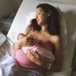 Daniela Martins Instagram - Je suis Maman…et maintenant ? J’ai appris tout au long de ces dernières années qu’être mère ça ne s’apprend pas. Que tu peux lire tout un tas de guides, de bouquins, suivre plein de cours, écouter les conseils de ta mère, de ta belle-mère…quand tu es face à ce petit être, tu perds tous tes moyens. Tu te rends compte qu’entre la technique et la pratique il y a un monde. Un monde qui fait basculer le tien. À jamais ♥️ #etremerecestquedubonheuroupas