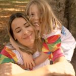 Daniela Martins Instagram - Game Over pour… Maman 🤪 Petit résumé de notre matinée avec « Kinder Joy of Moving », un programme mis en place depuis 2005 par la marque @kinderfr pour faciliter l’accès au sport des plus jeunes. Cette année, près de 600 clubs d’athlétisme ont organisé les Kinder Joy of Moving Athletics Days, des journées sportives un peu partout en France et gratuites pour faire découvrir aux enfants la discipline.  Les prochaines portes ouvertes mettront en avant le basket et se dérouleront du 9 au 23 décembre et seront toujours ouvertes à tous. Plus d’infos à venir sur le site de la @ffbb_officiel pour programmer votre journée sportive avec vos enfants dans un club à côté de chez vous.   Eléa et moi avons participé à la matinée sportive dans un club de Puteaux de la Fédération Française d’Athlétisme avec différents ateliers autour de la discipline et on avait même avec nous une médaillée olympique, vous l’avez reconnue ? :) @ffathletisme C’était sport, mais c’était vraiment très cool, à refaire ! Collaboration commerciale rémunérée avec @kinderfr