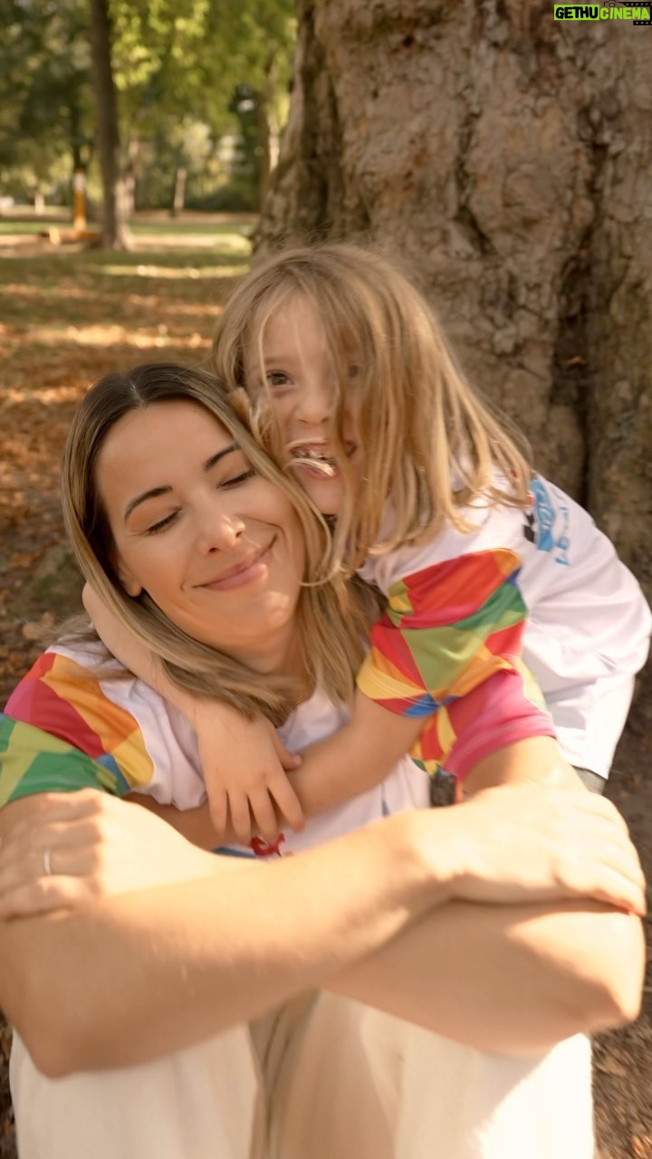 Daniela Martins Instagram - Game Over pour… Maman 🤪
Petit résumé de notre matinée avec « Kinder Joy of Moving », un programme mis en place depuis 2005 par la marque @kinderfr pour faciliter l’accès au sport des plus jeunes. Cette année, près de 600 clubs d’athlétisme ont organisé les Kinder Joy of Moving Athletics Days, des journées sportives un peu partout en France et gratuites pour faire découvrir aux enfants la discipline. Les prochaines portes ouvertes mettront en avant le basket et se dérouleront du 9 au 23 décembre et seront toujours ouvertes à tous. Plus d’infos à venir sur le site de la @ffbb_officiel pour programmer votre journée sportive avec vos enfants dans un club à côté de chez vous.
Eléa et moi avons participé à la matinée sportive dans un club de Puteaux de la Fédération Française d’Athlétisme avec différents ateliers autour de la discipline et on avait même avec nous une médaillée olympique, vous l’avez reconnue ? :) @ffathletisme C’était sport, mais c’était vraiment très cool, à refaire ! Collaboration commerciale rémunérée avec @kinderfr