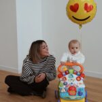 Daniela Martins Instagram - Il marche déjà ?! La question pas méchante qui te met indirectement un petit coup de pression… » non pas encore ! » suivi d’un « mais il dit déjà des mots, il peut pas tout faire » ou « pas grave il a le temps »… Tu peux pas juste répondre par « non il ne marche pas» Point ! Non ! Tu ressens ce fichu besoin de te justifier. C’est vraiment un truc que j’ai développé en devenant mère: me justifier. C’est plus fort que moi. Du coup je vais essayer de faire un effort: non il ne marche pas. Par contre il parcourt le salon avec son trotteur @vtech_jouets qui l’accompagne aussi dans ses premiers apprentissages des couleurs, des chiffres, des animaux grâce à son super tableau d’éveil #marchebebe #baby #1an #vtech en collaboration avec la marque