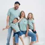 Daniela Martins Instagram - Nous sommes heureux de vous annoncer le lancement de « Daron Daronne » 🥹♥️ Une histoire de famille qui se résume en T-shirts Matchy-Matchy disponibles sur darondaronne.fr Tout a été minutieusement imaginé de A-Z par nos petites mains 🫶 Des T-shirts pour toute la famille en coton biologique, fabriqués en Europe et brodés en 🇫🇷 C’est partiiiii les pré-ventes sont enfin ouvertes. Nous avons décidé de fabriquer cette collection en petite quantité. C’est une collection unique et croyez-nous, fait avec beaucoup d’amour ♥️ www.darondaronne.fr