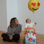 Daniela Martins Instagram - Il marche déjà ?! La question pas méchante qui te met indirectement un petit coup de pression… » non pas encore ! » suivi d’un « mais il dit déjà des mots, il peut pas tout faire » ou « pas grave il a le temps »… Tu peux pas juste répondre par « non il ne marche pas» Point ! Non ! Tu ressens ce fichu besoin de te justifier. C’est vraiment un truc que j’ai développé en devenant mère: me justifier. C’est plus fort que moi. Du coup je vais essayer de faire un effort: non il ne marche pas. Par contre il parcourt le salon avec son trotteur @vtech_jouets qui l’accompagne aussi dans ses premiers apprentissages des couleurs, des chiffres, des animaux grâce à son super tableau d’éveil #marchebebe #baby #1an #vtech en collaboration avec la marque