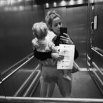 Daniela Martins Instagram - Un jour tu oublieras que je t’ai tenu la main pour que tu t’endormes ou parce que tu avais mal. Tu oublieras mes doutes, mes craintes et mes larmes. Tu oublieras peut-être mes cris aussi. Tu oublieras peut-être même de m’appeler. Mais moi je n’oublierai rien. Et même quand tu oublieras de m’appeler je regarderai mon téléphone en attendant ton appel 🤍 => 2ème photo le gros vomito sur Maman (mon pantalon en est témoin 😅) en arrivant aux urgences => 3ème photo 2h du matin dans la salle d’attente des urgences à l’occuper entre deux bâillements #maman #viedemaman #monbebe