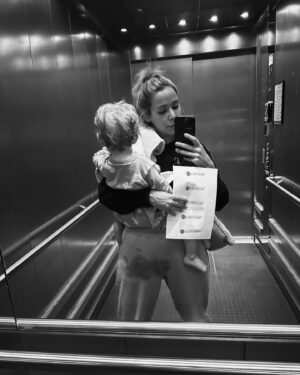 Daniela Martins Instagram - Un jour tu oublieras que je t’ai tenu la main pour que tu t’endormes ou parce que tu avais mal. Tu oublieras mes doutes, mes craintes et mes larmes. Tu oublieras peut-être mes cris aussi. Tu oublieras peut-être même de m’appeler. Mais moi je n’oublierai rien. Et même quand tu oublieras de m’appeler je regarderai mon téléphone en attendant ton appel 🤍

=> 2ème photo le gros vomito sur Maman (mon pantalon en est témoin 😅) en arrivant aux urgences 
=> 3ème photo 2h du matin dans la salle d’attente des urgences à l’occuper entre deux bâillements 

#maman #viedemaman #monbebe
