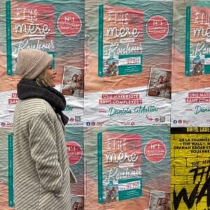 Daniela Martins Instagram - Numéro 1 des ventes parentalité en 2022 🥹❤️ C’est officiel, nous l’avons fait ! « Être mère c’est que du bonheur ou pas » est le livre le plus vendu de l’année en Parentalité. Je voulais le voir pour y croire !! Il est sorti le 14 Février 2022, et je ne l’oublierai jamais. 10 jours après la naissance de Martin. Valentin était très malade, des allers/retours aux urgences. Il ne mangeait plus, ne parlait plus, ne marchait plus. Quand j’ai reçu le livre à la maison, ce fameux 10 février avec Martin sur mes genoux et Val allongé sur le canapé, je n’ai ressenti aucune émotion. Plus d’un an de travail était là, on était déjà numéro 1 des ventes tous livres confondus (alors qu’on était qu’aux pré-ventes), mais je n’arrivais pas à me réjouir. Mon cœur de maman était avec mon fils. Parce que c’est ça être maman…beaucoup de bonheur mais pas que ! Aujourd’hui je peux enfin le savourer et vous dire que je suis fière d’avoir une communauté comme vous qui a mené ce livre là où il est aujourd’hui. Ce livre on l’a écrit ensemble et ce classement nous appartient ❤️ Merci à toute l’équipe de @solar_editions @agence_l.hardie @sabine.d.art et @romain.henry Sans vous cela ne serait pas possible non plus ! #bestteam #onlafaitbordel #etremerecestquedubonheuroupas #numero1