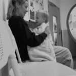 Daniela Martins Instagram - Un jour tu oublieras que je t’ai tenu la main pour que tu t’endormes ou parce que tu avais mal. Tu oublieras mes doutes, mes craintes et mes larmes. Tu oublieras peut-être mes cris aussi. Tu oublieras peut-être même de m’appeler. Mais moi je n’oublierai rien. Et même quand tu oublieras de m’appeler je regarderai mon téléphone en attendant ton appel 🤍 => 2ème photo le gros vomito sur Maman (mon pantalon en est témoin 😅) en arrivant aux urgences => 3ème photo 2h du matin dans la salle d’attente des urgences à l’occuper entre deux bâillements #maman #viedemaman #monbebe