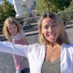 Daniela Martins Instagram - Eléa et moi sommes parties découvrir la cité de l’espace avec @pompotes_officiel Un petit résumé de ce moment Mère/fille avec une Eléa très au taquet comme d’habitude et surtout très heureuse @pompotes_officiel est une marque qui nous accompagne au quotidien ! Alors, pourquoi la cité de l’Espace ? Et bien parce que @pompotes_officiel a sorti une nouvelle gamme « Les P’tits Explorateurs » sur le thème de l’espace on y retrouve des devinettes et des DIY à faire en famille ! En plus les 4 nouvelles recettes : Pomme Fraise Framboise, Pomme Banane Vanille, Pomme Mûre Myrtille, Pomme Brugnon Abricot, sont sans sucrés ajoutés* et Nutri-Score A. Sur place : visite guidée, chasse au trésor, activités manuelles grâce aux packs Pom’potes et bien d’autres surprises ! Bref, vous l’aurez compris, c’était génial Collaboration commerciale #PomPotes #PomPotesLovers *contient les sucres naturellement présents dans les fruits