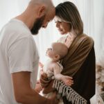 Daniela Martins Instagram – On râle parce qu’on ne nous laisse pas dormir, on râle parce qu’on a besoin de calme, on râle parce que la maison est en désordre, on râle parce qu’il veut trop les bras….
Puis on regarde cette photo et on se dit que plus tard on trouvera les nuits trop longues, la maison trop rangée. Notre dos sera incapable de te porter… Et puis le calme on l’aura mais à quel prix ? 

📷 @helinephotography 
#maternité #papamaman #parentalité #avantapresbabyboy
