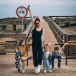 Daniela Martins Instagram - « Je ne suis pas ta copine ! » Petite précision offerte par toutes les mères de France à leurs enfants quand ces derniers prennent un peu trop la confiance 😄 Et pourtant en légende de cette photo j’avais juste envie d’écrire: « mes 3 copains et moi ! » Ambivalence maternelle Bonjours ☀️♥️