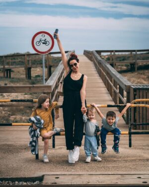 Daniela Martins Instagram - « Je ne suis pas ta copine ! »
Petite précision offerte par toutes les mères de France à leurs enfants quand ces derniers prennent un peu trop la confiance 😄
Et pourtant en légende de cette photo j’avais juste envie d’écrire: « mes 3 copains et moi ! »
Ambivalence maternelle Bonjours ☀️♥️