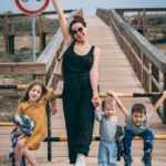 Daniela Martins Instagram - « Je ne suis pas ta copine ! » Petite précision offerte par toutes les mères de France à leurs enfants quand ces derniers prennent un peu trop la confiance 😄 Et pourtant en légende de cette photo j’avais juste envie d’écrire: « mes 3 copains et moi ! » Ambivalence maternelle Bonjours ☀️♥️