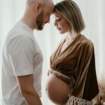 Daniela Martins Instagram – On râle parce qu’on ne nous laisse pas dormir, on râle parce qu’on a besoin de calme, on râle parce que la maison est en désordre, on râle parce qu’il veut trop les bras….
Puis on regarde cette photo et on se dit que plus tard on trouvera les nuits trop longues, la maison trop rangée. Notre dos sera incapable de te porter… Et puis le calme on l’aura mais à quel prix ? 

📷 @helinephotography 
#maternité #papamaman #parentalité #avantapresbabyboy