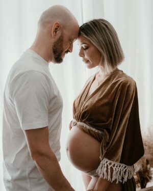 Daniela Martins Instagram - On râle parce qu’on ne nous laisse pas dormir, on râle parce qu’on a besoin de calme, on râle parce que la maison est en désordre, on râle parce qu’il veut trop les bras….
Puis on regarde cette photo et on se dit que plus tard on trouvera les nuits trop longues, la maison trop rangée. Notre dos sera incapable de te porter… Et puis le calme on l’aura mais à quel prix ? 

📷 @helinephotography 
#maternité #papamaman #parentalité #avantapresbabyboy
