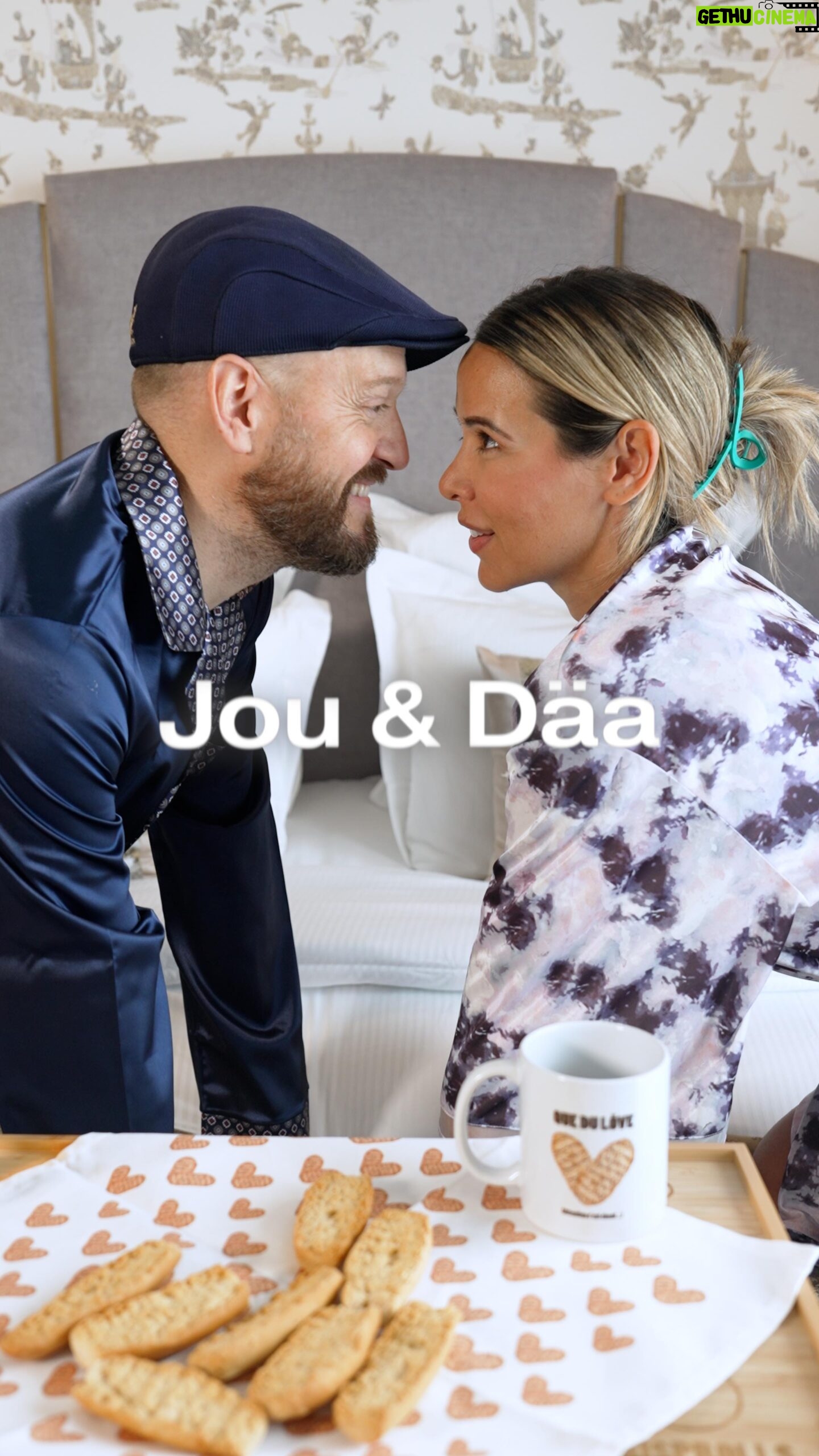 Daniela Martins Instagram - Jou & Däa à l’hôtel 🥰 Craquez à nouveau avec @krisprolls_france Gagnez 2 plateaux repas, 2 mugs, 2 verres à jus, 2 serviettes et 2 paquets de Krisprolls au Froment Sans Sucres Ajoutés. Pour participer : - Likez et commentez Tirage au sort le 17/10/2023 🍀 #CraquezANouveau #KrisprollsFR
