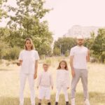 Daniela Martins Instagram – Notre famille se transforme en Stormtroopers 😃
Eléa et Valentin ont adoré découvrir les nouvelles surprises de la Magic Box (4-7 ans) et de la Fun Box (8-11 ans) chez @quick.France 🍔
Depuis le 1er août, 4 fournitures scolaires et 3 accessoires de rentrée Original Stormtrooper sont à collectionner dans les menus enfants ! 🚀✨

#collaborationcommerciale avec @quick.france #mangerbouger #quick #originalstormtrooper #MagicBox #FunBox #rentreescolaire #fournituresscolaires #accessoires #famille #sheppertondesignstudios