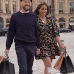 Daniela Martins Instagram – Paraît que l’amour nous tombe dessus quand on ne l’attend pas 😆

Et heureusement pour Julien quand il tombe il peut compter sur les pansements Elastoplast pour peaux sensibles, avec eux fini les réactions avec sa peau fragile. A la fois doux et résistant les pansements protègent des bactéries à 99% et ne font même pas mal quand on les retire. Hypoallergénique et 0% latex, vous pouvez les retrouver sous plusieurs formats, disponibles en pharmacies et parapharmacies.
#elastoplast #softandstrong
En collaboration avec la marque