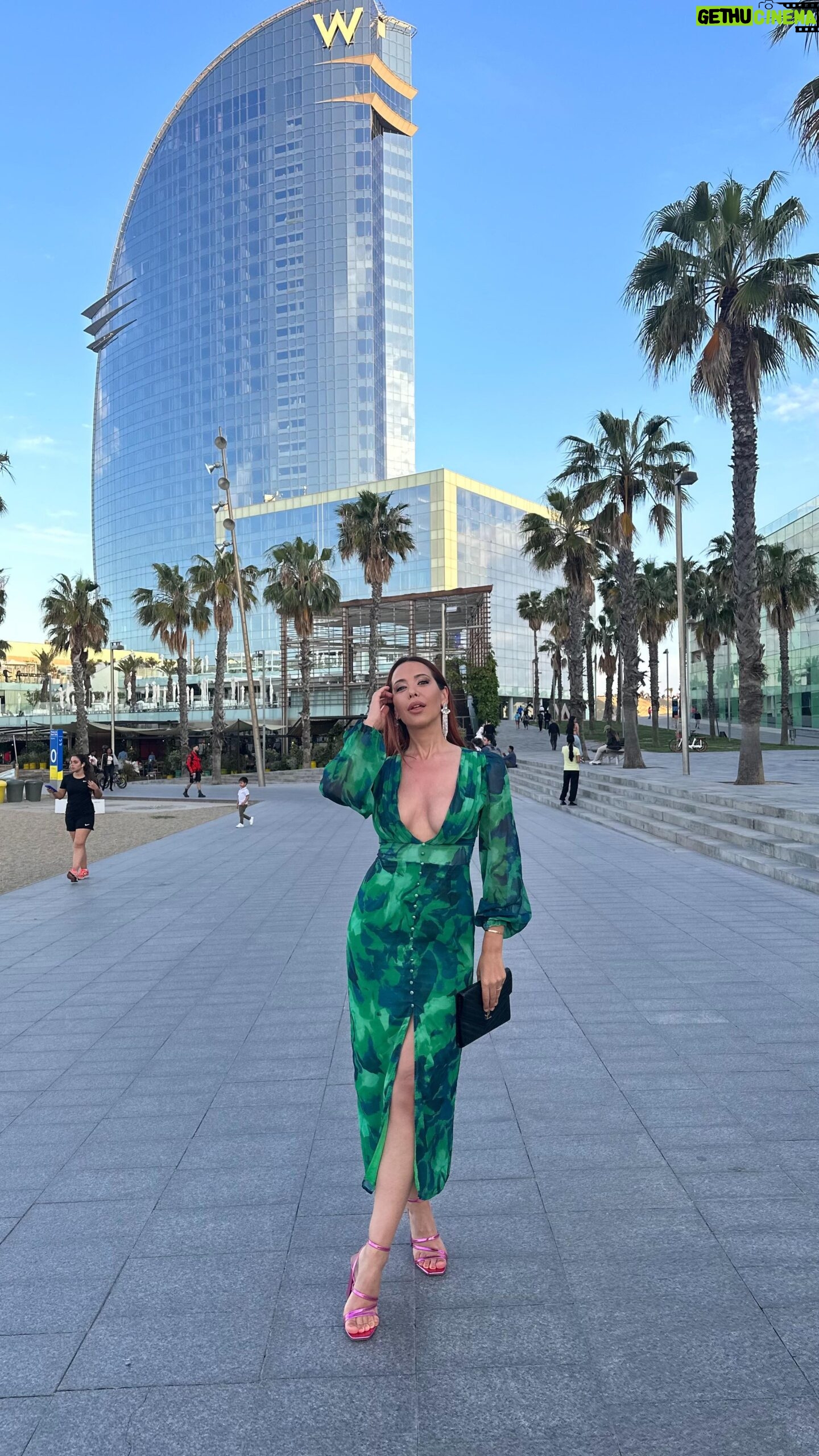 Daniela Martins Instagram - Non je n’ai pas quitté mon costume de Maman pour enfiler celui de « Femme ». J’ai juste enfilé celui de « Femme » par dessus. Il n’y a aucune limite à ce que nous pouvons accomplir en tant que femmes 💪🏽💜