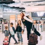 Daniela Martins Instagram - Papa est resté sur Paris pour la fin des travaux. On devait partir en février, mais déjà bloqués par les travaux, cette fois-ci je suis partie avec les petits. Je vais rentrer j’aurais pris 20 ans dans la tronche, mais on va essayer de se créer des souvenirs à vie…🫶🏼 Sur la 2ème photo nous voilà dans notre lieu de vacances. Vous avez trouvé où on est ? 😊