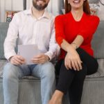 Daniela Martins Instagram - Bon, on a pas de conseils à vous donner, nous aussi on est seuls ce soir 😆 Même programme que nous ? Foot / Netflix / Dodo ? 😂 #love #saintvalentin #couple #humour