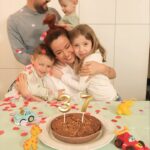Daniela Martins Instagram - Comment tu te vois dans 10 ans ? Si on m’avait posé cette question il y a dix ans, je n’aurais pas répondu: « mariée et heureuse avec 3 enfants » Et pourtant aujourd’hui j’ai le sentiment d’être exactement là où je devais être. La vie est constamment en mouvement, et elle peut vous réserver de belles surprises. Pas toujours celles que vous avez prévu, mais des belles quand même. Je suis heureuse. Pas tous les jours. Parce que personne n’est heureux toujours, mais si je devais mourir aujourd’hui je partirais heureuse. Et sans regrets. Un an de plus aujourd’hui 🥳 Merci à tous mes amis et famille pour leurs déclarations d’amour depuis hier soir qui m’ont fait pleurer. Et merci à vous ♥️