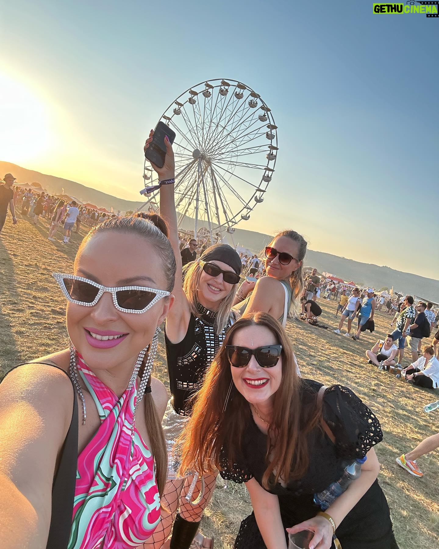 Daniela Nízlová Instagram - Dalsi sen splneny🙏🏻 Dakujem @jkmedia_jkevent , ze si vyslysal moju prosbu zavolat na @lovestreamfestival moj idol z detstva @michael.patrick.kelly.official 🫶🏼 Tesim sa aj na buduce rocniky, bolo to super👏🏻