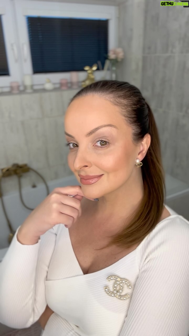 Daniela Nízlová Instagram - Moj 5-minutovy make up tutorial💄Kedze mam velmi citlivu plet a maloktora kozmetika mi sadne, vyskusala som dekorativnu kozmetiku @bellhypoallergenic_cz 🫶🏼 Mate tu rychly navod, co presne a ako som pouzila na rychly denny make up!!!
