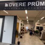 Daniela Nízlová Instagram - Nedávno sme boli vyberať nové dvere do nášho domu v @dvere_prum . Vybrali sme model dverí PRÜM STANDARD v zaujímavej povrchovej úprave KARO WHITE(bola to láska na prvý pohľad)🫶🏼 Okrem jedinečného vzhľadu sú dvere PRÜM nenáročné na údržbu a farebne stále. Konštrukčná výplň dverí má už v základe odhlučnenie 28dB a prémiová hrana dodáva dverám zvýšenú odolnosť, čo ocenia hlavne domácnosti s deťmi. Momentálne prebieha špeciálna AKCIA: pri kúpe dverí máte prémiovú hranu grátis! V predajni DVERE PRÜM nájdete široký sortiment kvalitných dverí, poradia Vám s ich výberom aj s doladením kovania. Ďakujeme Majka za pomoc a skvelé poradenstvo🙏🏻