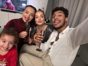 Daniela Nízlová Instagram - Krasne sviatky priatelia❤️🎄🎁🎉Linduska zaspala, uz oddychujeme, vecera zjedena, darceky rozbalene a mali sme krasny pohodovy den🫶🏼 Ako sviatkujete vy?