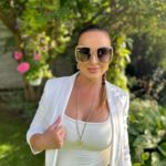 Daniela Nízlová Instagram – Vcera paperova bunda, dnes sako, ale som stastna, ze si mozem este uzit posledne slnecne dni☀️ @duos_official 😎