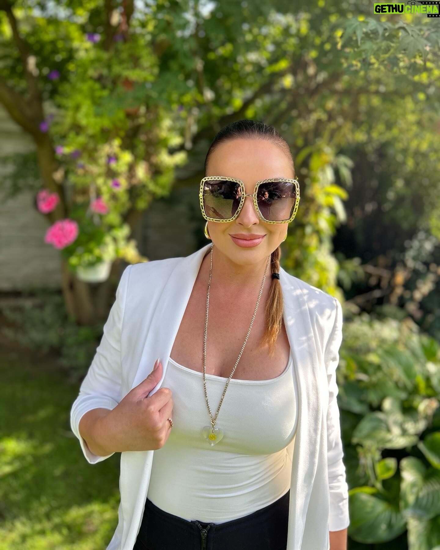 Daniela Nízlová Instagram - Vcera paperova bunda, dnes sako, ale som stastna, ze si mozem este uzit posledne slnecne dni☀️ @duos_official 😎