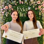 Daniela Nízlová Instagram - ‼️SÚŤAŽ s @eviaclinic ‼️O voucher v hodnote 100€, ktorý možete využiť na ľubovolné ošetrenie/procedúru. A o voucher na PLAZMA TERAPIU, estetickú procedúru s 0 % rizikom a 100 % prirodzeným omladením pleti. Zabezpečí omladenie na bunkovej úrovni, pričom nemení rysy tváre. Stačí, ked dáte follow na profily @eviaclinic @danielatwiins @veronikatwiins @twiinsmusic 🫶🏼 V komentári označte kamoša/kamošku a napíšte, ktorý voucher by ste chceli vyhrať!!! #sutaz #eviaclinic #levice #plazmaterapia #voucher