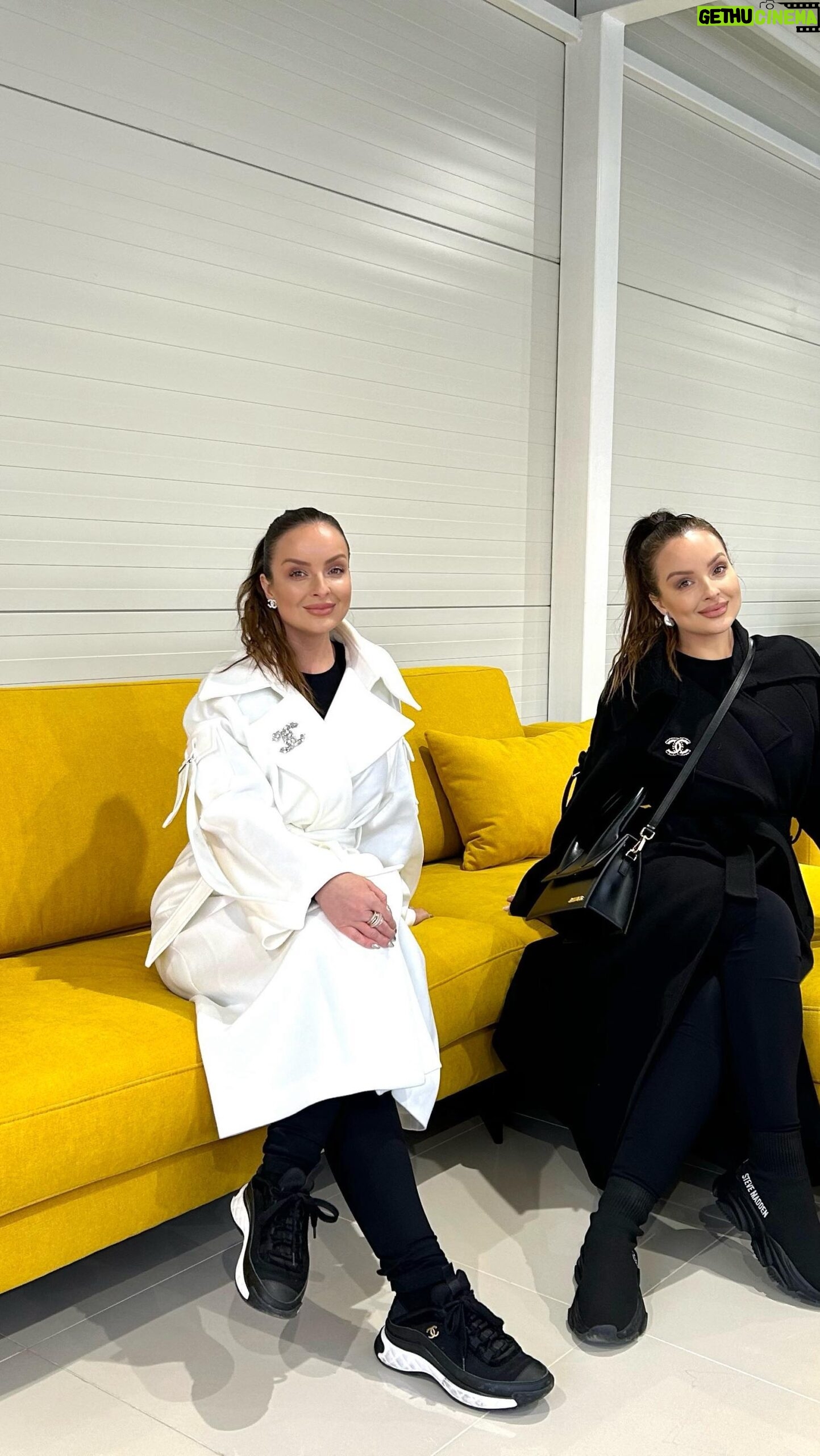 Daniela Nízlová Instagram - Tento rok nas caka mnozstvo prerabok a s nimi spojene premeny domacnosti!! Neviem ako Vy, ale my sa v tom doslova vyzivame a tesime sa zo zmien. V tomto videu sme vyberali sedacku pre nasich. Kedze maju velku obyvacku, potrebovali sme vyrobit namieru format 4x3metre. Preto sme zverili tuto ulohu do ruk dlhorocnej rodinnej firme @vlm_mihalik 🛋️ V ich showroome sme si vybrali typ sedacky, potah a rozmer a za mesiac bola sedacka podla nasich predstav vyrobena🙏🏻 Mozeme len odporucat!!! Dakujeme za skvely profesionalny pristup a poradenstvo! #sedaciasupravanamieru #slovenskavyroba
