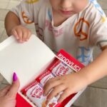 Daniela Nízlová Instagram - Vcera sme mali navstevu, prisla nasa Luisa a s Lindou si zahrali futbal… Nea pozorovala ako rozhodca⚽️ Velmi “typicke” na baby, vsak?😅 K tomu si pochutnali na lahodnych ovocnych a zeleninovych chrumkach od @kiddyliciouscr 🫶🏼 Dievcata ich miluju a nielen deti, ale aj nam dospelym chutia tiez a im ich kradneme 😅 Ak by ste chceli tiez ochutnat - malinove rybicky, jahodove chrumky, cucoriedkove oblatky, syrove tycinky a jahodove kolaciky, mam tu pre Vas zlavovy kod DANIELA40, ktory plati do 31.7. na eshope www.mamamood.cz❤️ @mamamoodcr