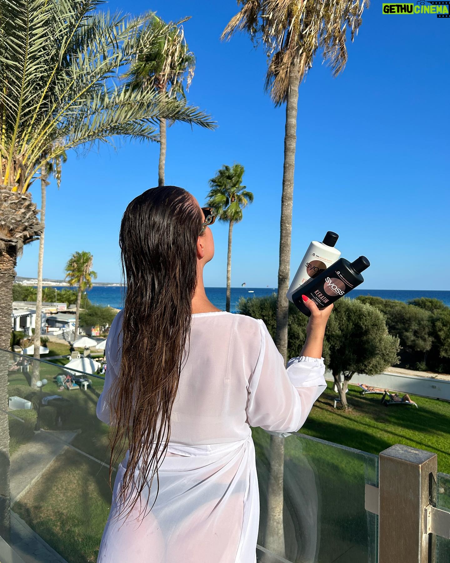 Daniela Nízlová Instagram - O starostlivost o vlasy na dovolenke treba dbat este viac nez bezne… Slnko a morska voda im davaju zabrat a preto som si so sebou pribalila @syoss keratinovu radu, ktora je urcena na lahko sa lamajuce vlasy. #syoss#keratin#vlasovarutina#luxusnylesk #siliconefree#spolupraca